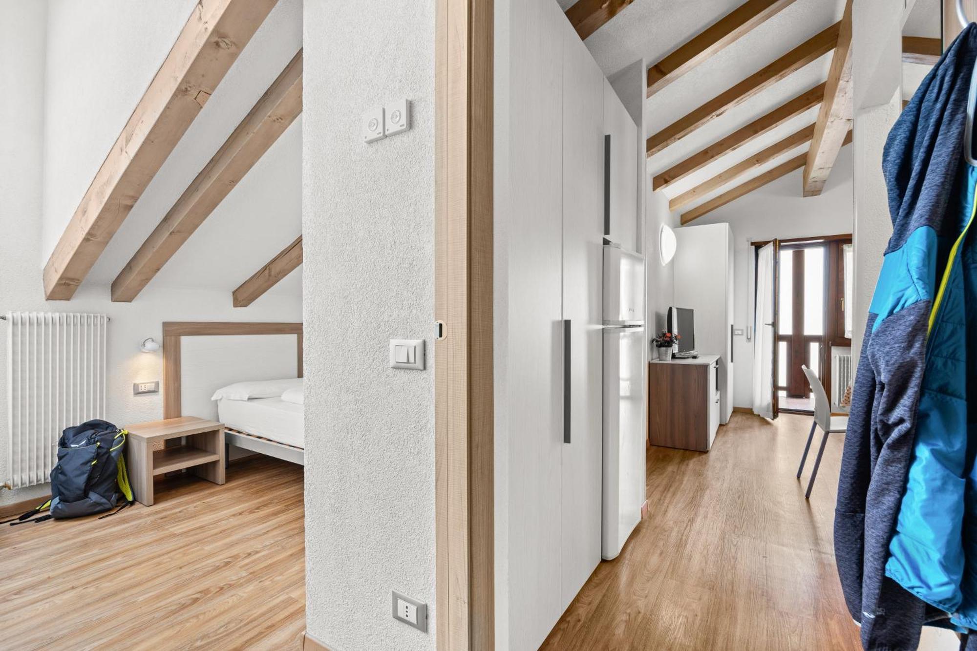 Aparthotel Des Alpes Cavalese Oda fotoğraf